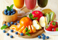 Smoothies avec des baies et des fruits
