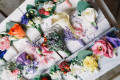 Boutonnières faites de fleurs et de mousse