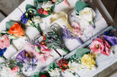 Boutonnières faites de fleurs et de mousse