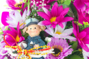 Arrangement floral et un petit garçon poupée