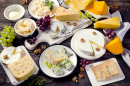 Assortiment de fromages et de fruits