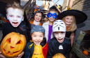 Des enfants en costume d'Halloween