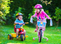 Des enfants roulant en vélo dans un parc