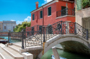 Canal étroit à Venise, Italie
