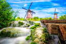Village traditionnel Hollandais avec des moulins à vent