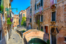 Canal étroit et ponts à Venise