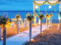 Arche de mariage sur une plage