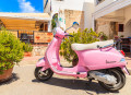 Vespa rose, Ile d'Ibiza, Espagne