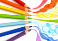 Crayons aux couleurs arc-en-ciel