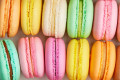 Macarons colorés