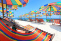 Chaises de plage et parasols