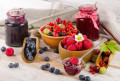 Baies fraîches et confiture