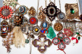 Collection de broches, colliers et boucles d'oreilles