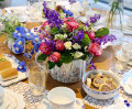 Réglage de la table avec un arrangement floral