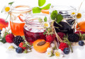 Confiture d'abricots, de mûres et de fraises