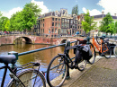 Canal d’Amsterdam avec vélos