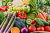Assortiment de légumes et de fruits crus