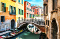 Canal étroit à Venise, Italie