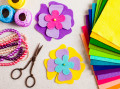 Décorations en feutre, ciseaux et perles
