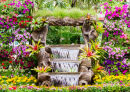 Jardin de fleurs avec une cascade