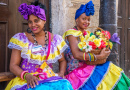 Femmes en costumes folkloriques à La Havane, Cuba