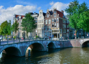 Le canal d’Amsterdam et en été