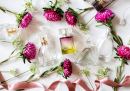 Flacons de parfum aux roses