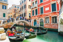 Gondoles sur le canal à Venise