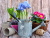 Outils de jardinage et fleurs printanières