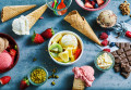 Crème glacée assortie avec des fruits frais