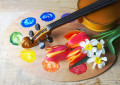 Violon, palette et fleurs