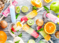 Popsicles à la crème glacée aux fruits