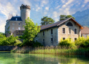 Château médiéval sur le lac d’Annecy, France
