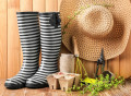 Bottes en caoutchouc et outils de jardinage