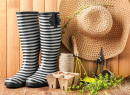 Bottes en caoutchouc et outils de jardinage