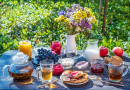 Table de petit-déjeuner dans le jardin