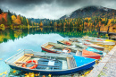 Boatson coloré le lac Fusine, Italie