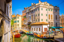 Canal étroit avec gondoles à Venise