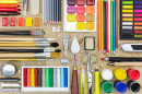 Peintures, crayons de couleur, crayons pastel et outils