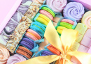 Bonbons colorés dans une boîte-cadeau pour les fêtes