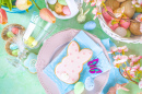 Réglage de la table de Pâques avec fleurs, œufs et biscuits