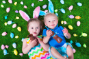 Enfants à la chasse aux œufs de Pâques