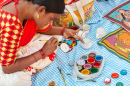 Peindre un vase en argile fait à la main à Calcutta, Inde