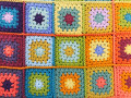 Couverture au crochet colorée