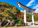 Portes blanches et temple bouddhiste, Kofu, Japon