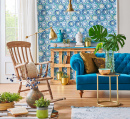 Design de maison bleu et chaise berçante en bois