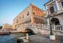 Pont sur un Сanal à Venise, Italie