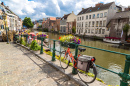 Vélos au bord du canal à Gand, Belgique