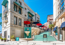 Beverly Hills, Californie - 20 septembre 2020 - Vue de Via Rodeo 2 escaliers avec fontaine et Tiffany Co