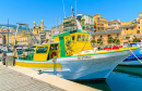 Bateau de pêche coloré dans le port de Bastia